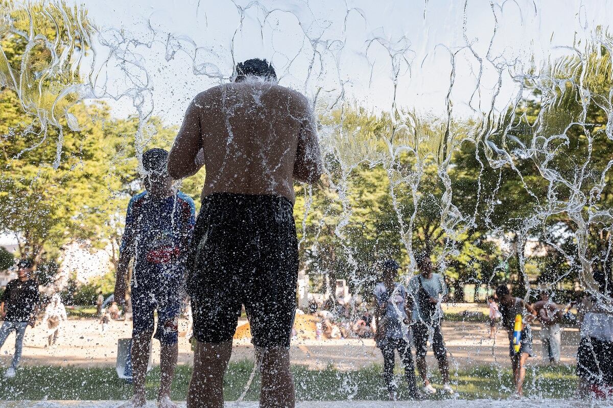 Un hombre se refresca en un parque acuático público en un parque en el este de Tokio el 16 de julio de 2023, mientras las temperaturas en la mitad de los 30 grados centígrados. (Foto de Richard A. Brooks / AFP)