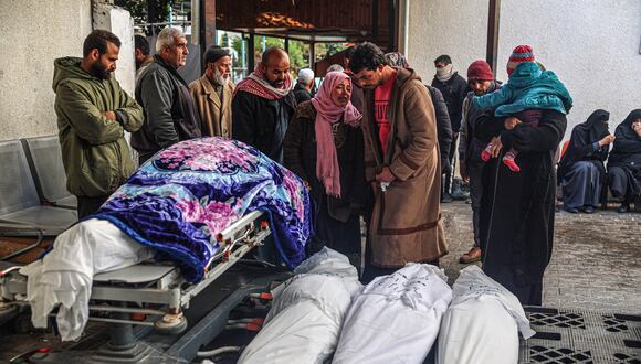 Los palestinos esperan en un hospital para recoger los cuerpos de sus familiares muertos en el bombardeo israelí en Rafah, en el sur de la Franja de Gaza, el 24 de enero de 2024, en medio de batallas en curso entre Israel y el movimiento palestino Hamas. (Foto de AFP)