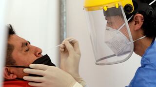 Test nasal o de saliva: ¿Cuál es la prueba de descarte que detecta mejor a la variante ómicron?