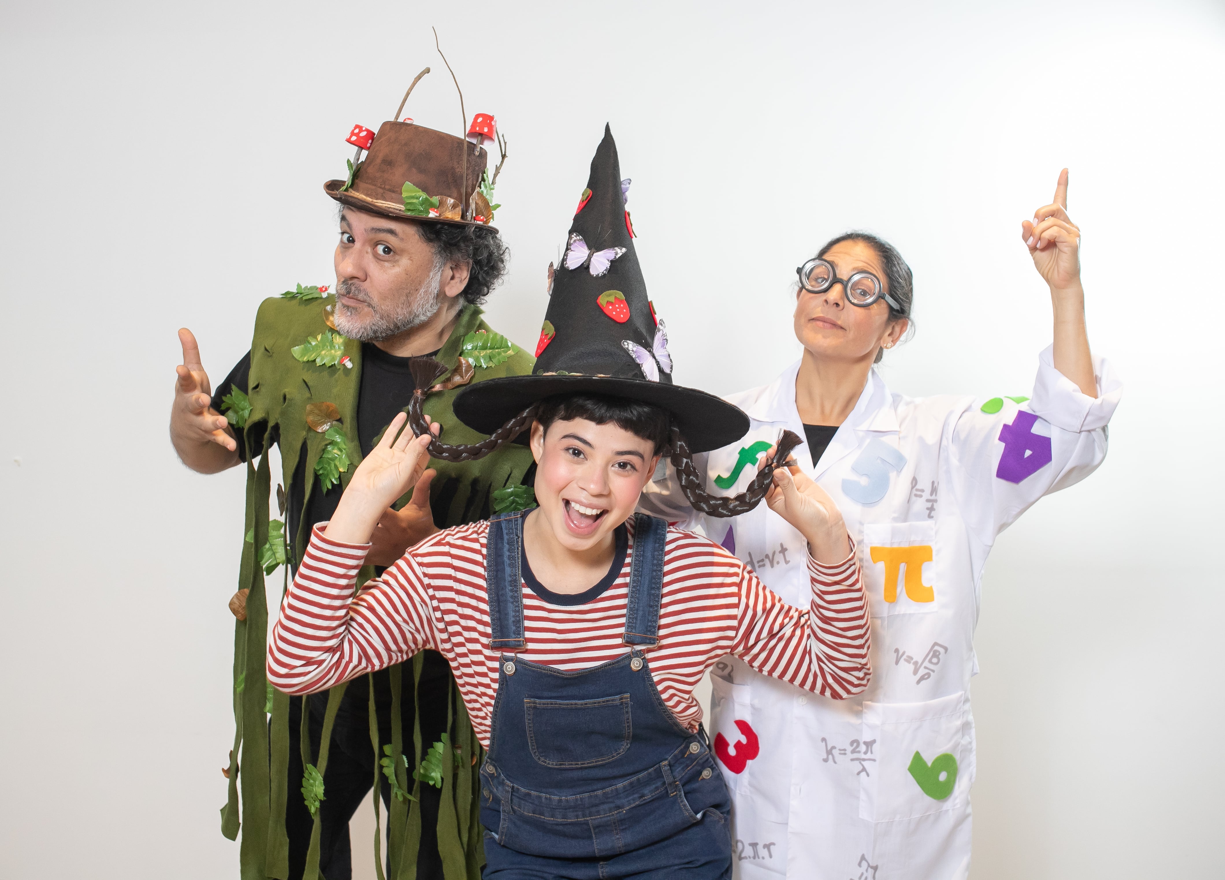 Paulina Bazán, Anneliese Fiedler y Jorge “El Awelo” Miranda dan vida a una historia donde la verdadera magia está en la palabra. (Foto: Martin Acevedo)