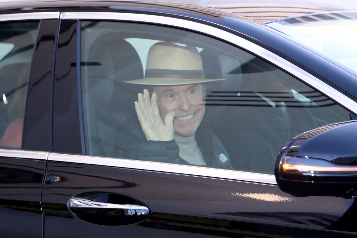 Raphael sale del hospital el 27 de diciembre de 2024, en Madrid (España). Foto. Europa Press