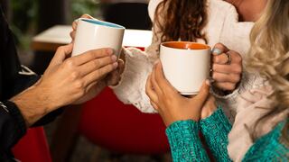 La popular bebida consumida por millones que sería efectiva contra el estreñimiento, según un estudio