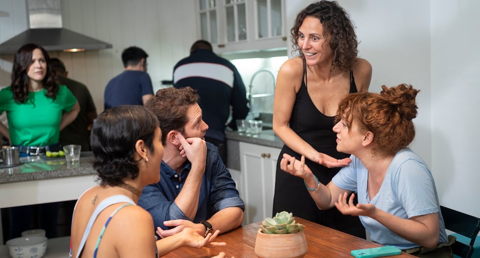 Christopher, Jely, Karina y Gisela, coordinan junto a la directora Joanna Lombardi, detalles de una escena de "Soltera codiciada 2".