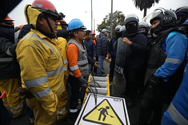 Personal de la Municipalidad de Lima y De la Línea 2 del Metro se enfrentan por inicio de obras en Paseo Colón.
(Foto: Diana Marcelo / @photo.gec)