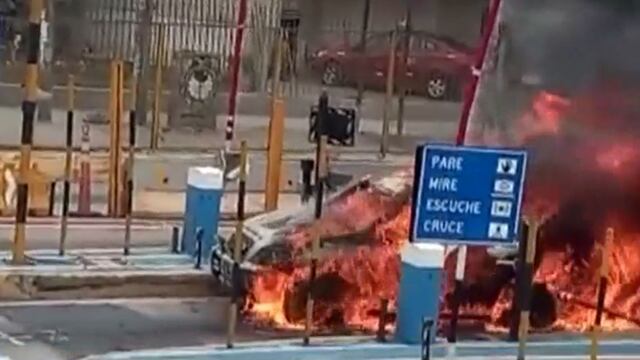 El Agustino: auto se incendia en peaje de Vía de Evitamiento