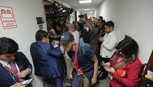 Periodistas de diversos medios de comunicación tratando de cubrir a Patricia Benavides declarando en Comisión de Fiscalización. (Foto: Anthony Niño de Guzmán / GEC)