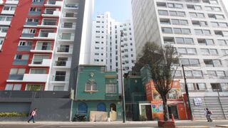 Vivir entre edificios: casas que se resisten a inmobiliarias
