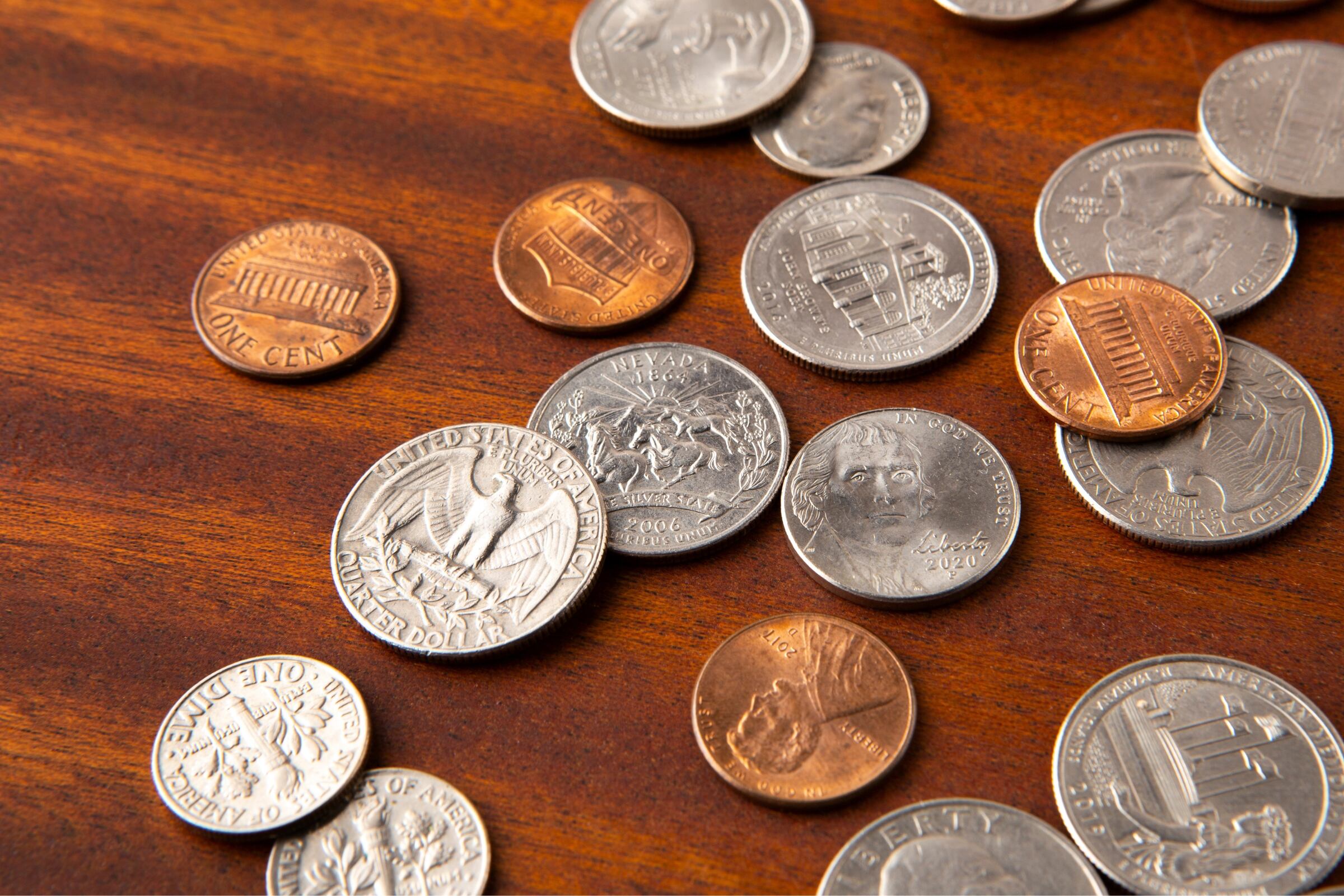 Las monedas pueden ocultar ciertas características que las hacen muy valiosas (Foto: Freepik)