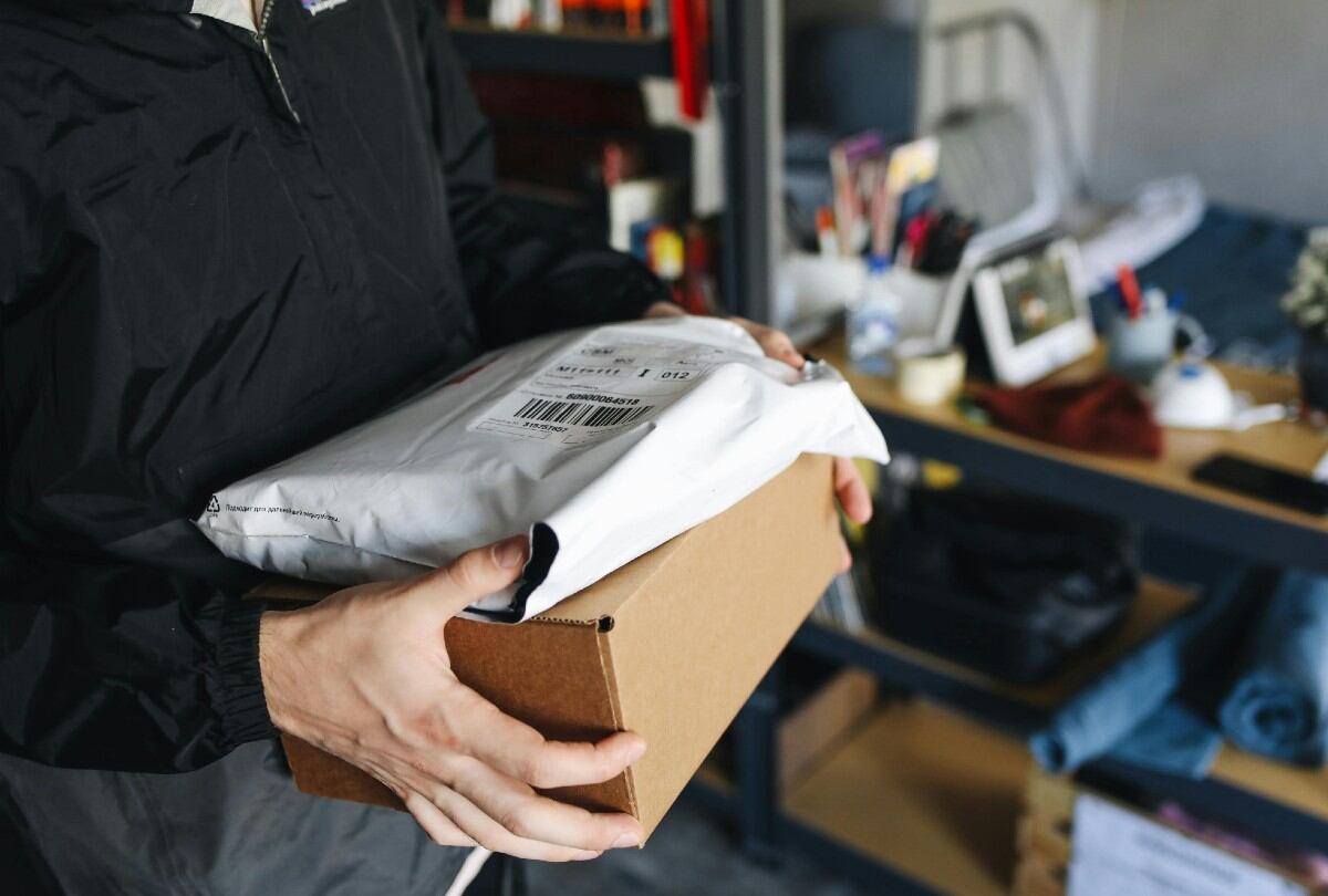 Unos paquetes en manos de un mensajero. (Foto: Pexels)