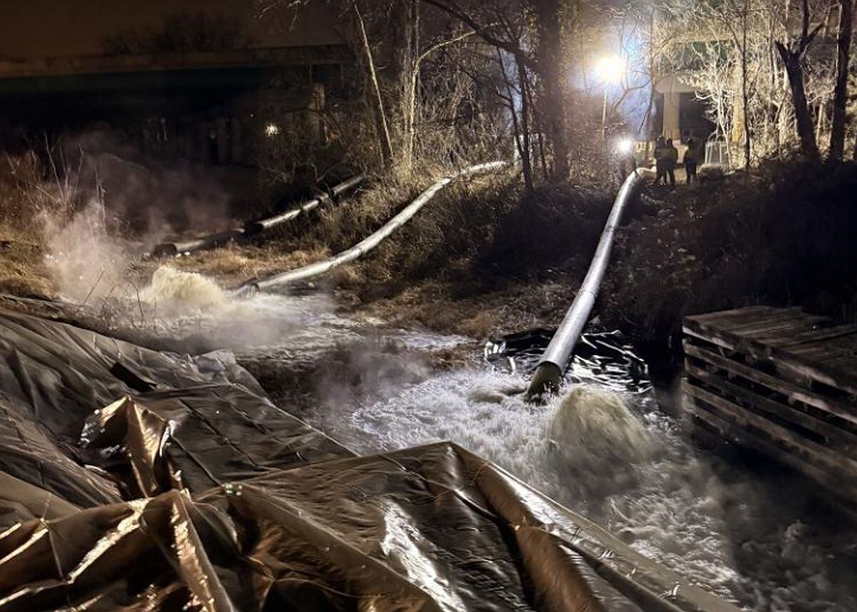 La empresa que opera el sistema de alcantarillado instaló bombas y activó el bypass para contener los desbordes de aguas residuales de la línea de alcantarillado dañada del Potomac Interceptor. (Foto: DC Water)