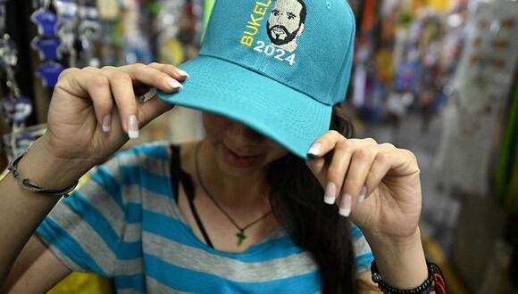Un sombrero con el rostro del presidente de El Salvador, Nayib Bukele, se vende en el mercado Ex Cuartel de San Salvador, el 30 de enero de 2024. (Foto de Marvin RECINOS / AFP)