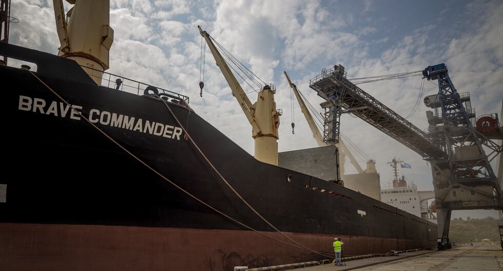 El primer buque fletado por la ONU, MV Brave Commander, carga más de 23.000 toneladas de grano para exportar a Etiopía, en Yuzhne, al este de Odessa, en la costa del Mar Negro, el 14 de agosto de 2022. (Foto: AFP)