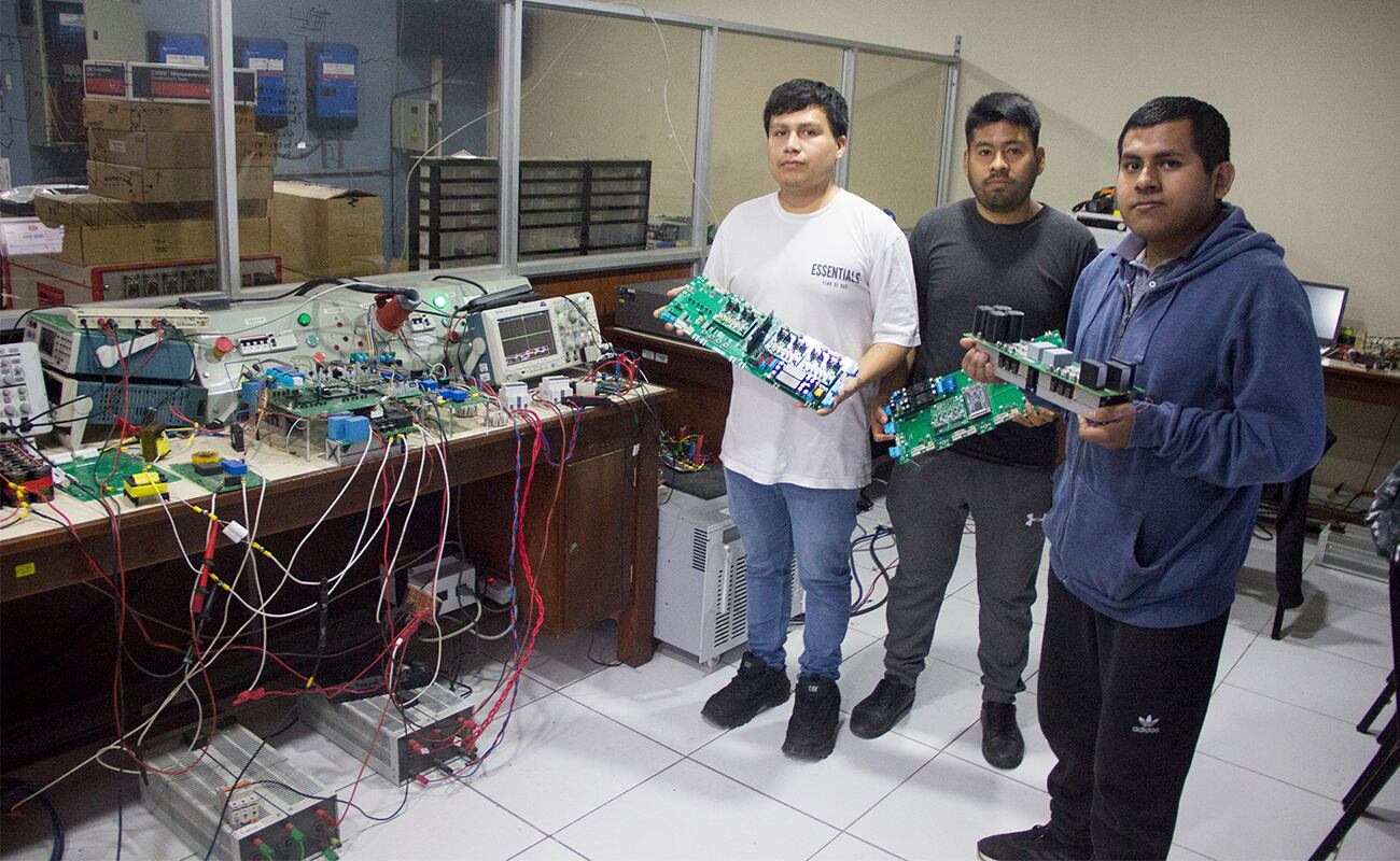 Daniel Chávez, Jhonatan Mamani , Erick Pantaleón y Jhonatan Paucará forman parte de GrEPO, el grupo de investigación detrás del prototipo de cargador inteligente de la UNI.