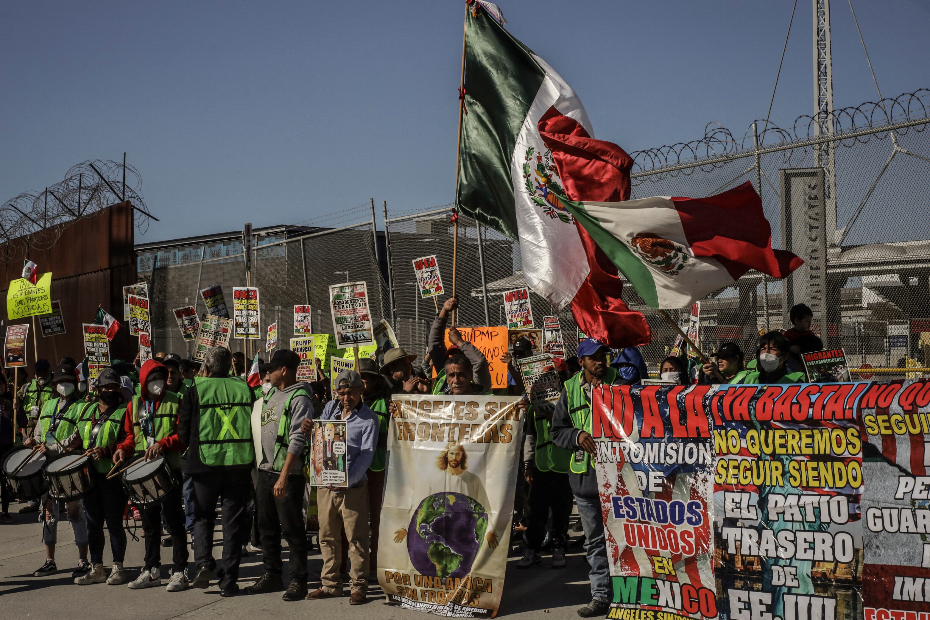 Un grupo de migrantes se manifiesta en el puerto internacional de San Ysidro este miércoles, en la ciudad fronteriza de Tijuana (México). (Foto: EFE/ Joebeth Terriquez)