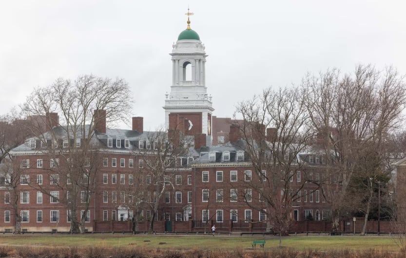 Una persona corre frente a Elliot House en la Universidad de Harvard, el 17 de marzo de 2025 (Foto: AFP)