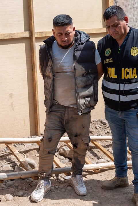 El taxista habría tenido la función de trasladarlos a distintas obras de construcción. En el auto se habrían encontrado armas y sustancias ilegales (Foto: Fernando Sangama / @photo.gec)