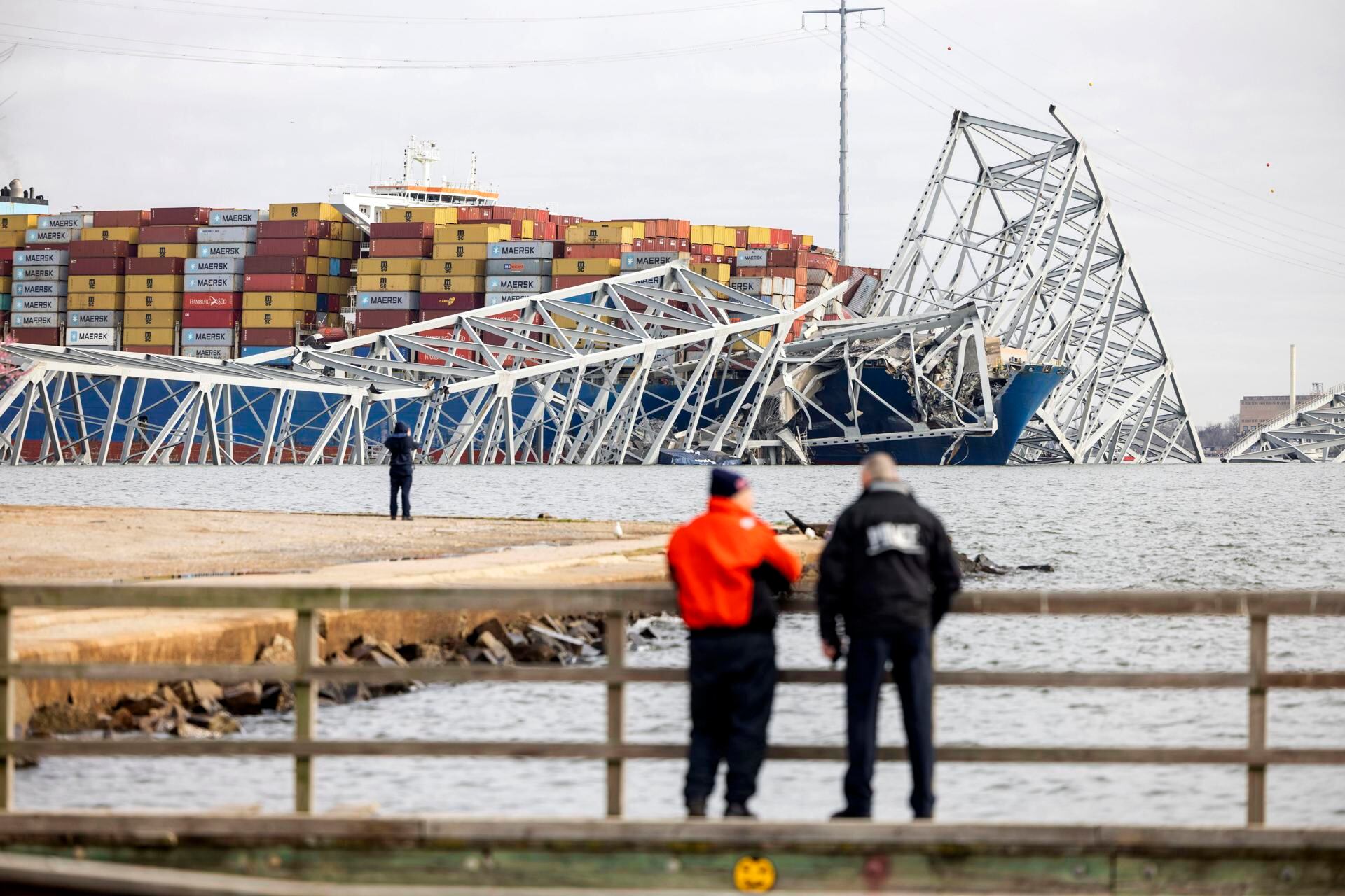 El puente Francis Scott Key se derrumbó parcialmente después de que un buque de carga se topó con él en Baltimore, Maryland, EE.UU., 26 de marzo de 2024. EFE/EPA/JIM LO SCALZO