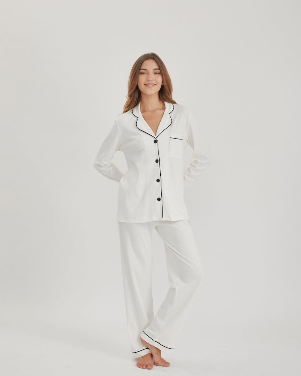 Si hay un estilo de pijama que está por todas las redes sociales, es este de estilo camisero y pantalón que puedes encontrar desde la talla S hasta la XL en este emprendimiento peruano. Encuéntralo en la web de la marca a S/199. (Foto: Lilai Sleepwear).