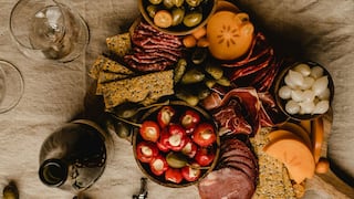 Qué tipos de galletas hacen buen maridaje entre tu tabla de quesos y un vino