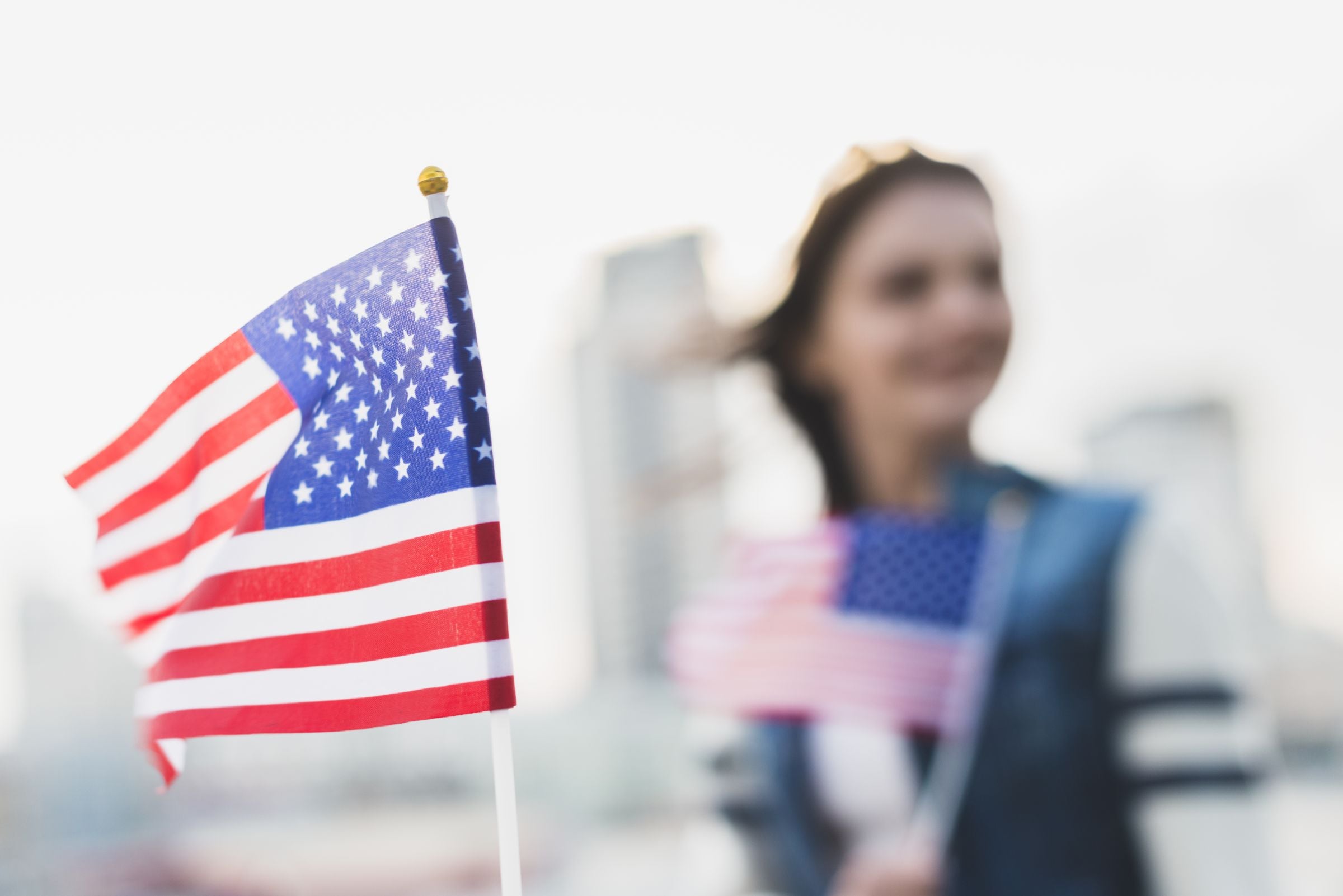 Miles de inmigrantes siguen de cerca los cambios en la Green Card tras la reactivación de la política de carga pública. | Crédito: Freepik