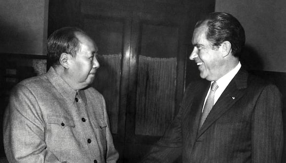 El presidente chino Mao Zedong le da la mano a Richard Nixon después de su reunión en Beijing el 22 de febrero de 1972 durante la visita oficial del presidente estadounidense a China. (Foto de AFP)