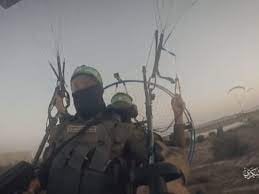 Miembros de Hamás cruzan a Israel en parapente. (Captura de video).