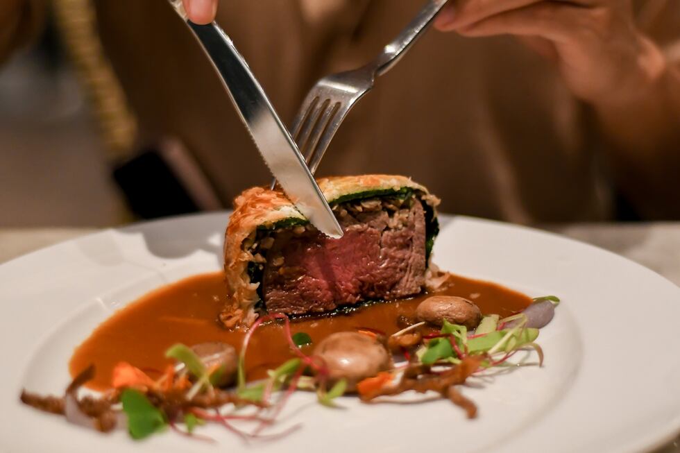 Filet mignon en costra de hojaldre y duxelle de champiñones.