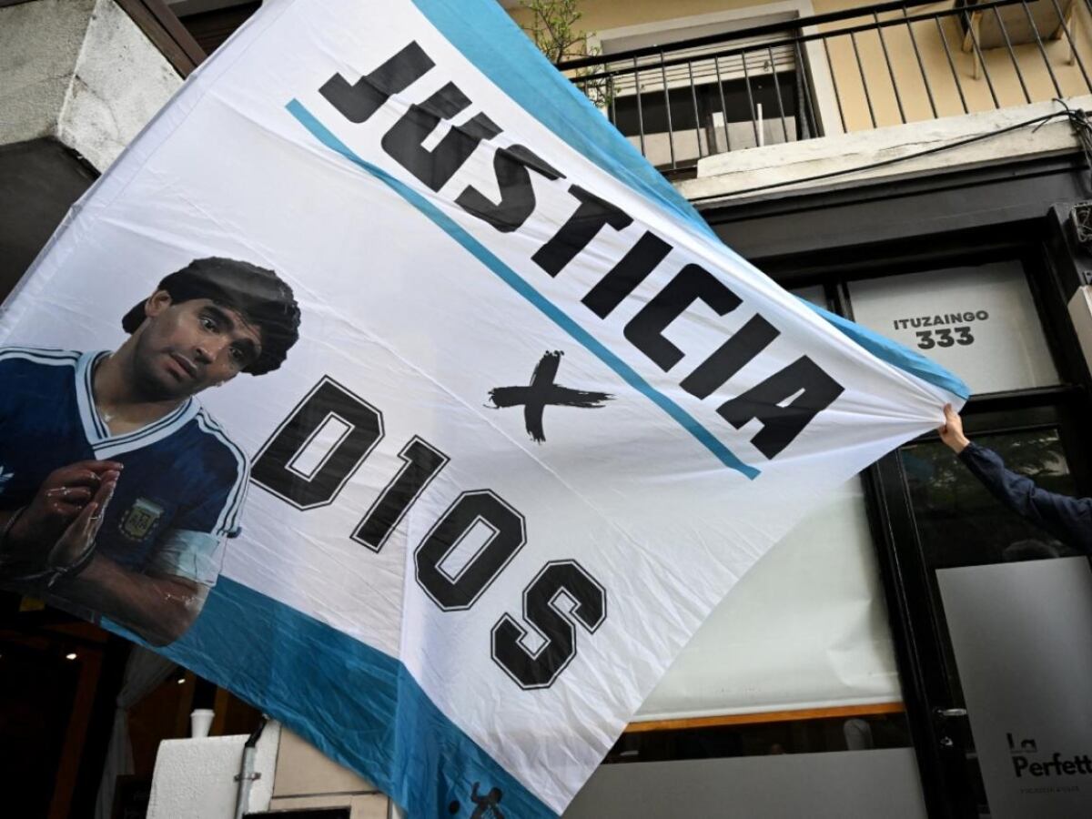 Miles de argentinos acudieron al juicio por la muerte de Maradona mostrando su apoyo por su ídolo. (Foto: AFP)
