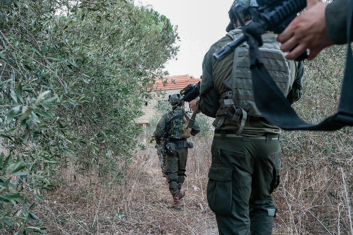 Tropas israelíes operando sobre el terreno cerca de la frontera con Israel en el sur del Líbano, el 8 de octubre de 2024. (Foto del Ejército israelí / AFP)