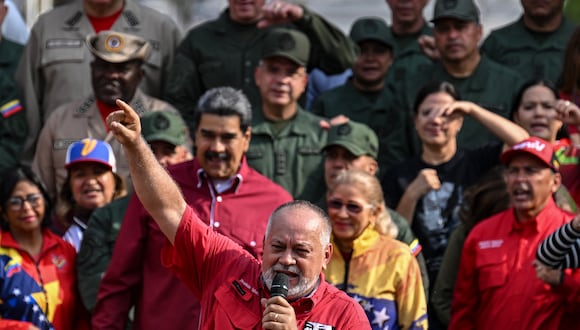 Imagen de archivo | El diputado venezolano Diosdado Cabello (C) pronuncia un discurso frente al presidente de Venezuela, Nicolás Maduro. (Foto de Yuri CORTEZ / AFP)