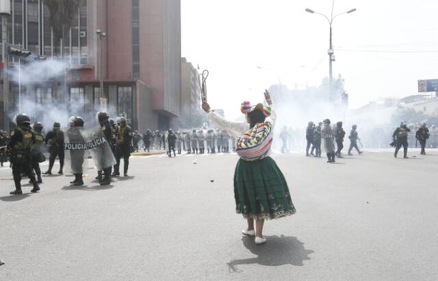 Grupos de manifestantes se enfrentaron con agentes de la Policía Nacional en la intersección de las avenidas Nicolás de Piérola y Abancay, en el Cercado de Lima | Foto: César Campos / @photo.gec