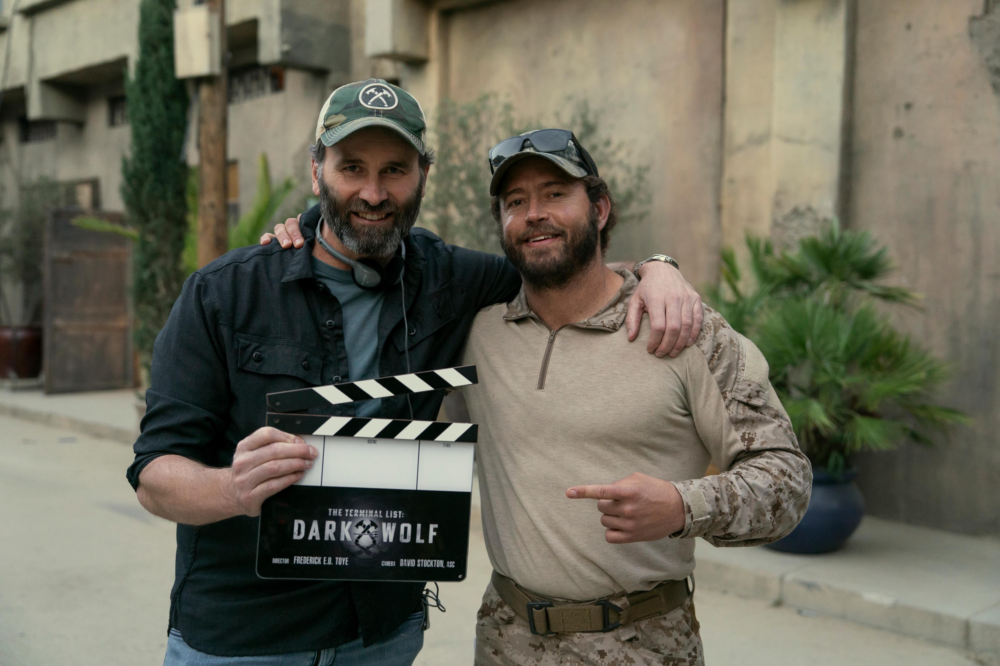 El autor Jack Carr y el actor Jared Shaw en el detrás de cámaras de la serie “The Terminal List: Dark Wolf” (Foto: @TerminalListPV / X)