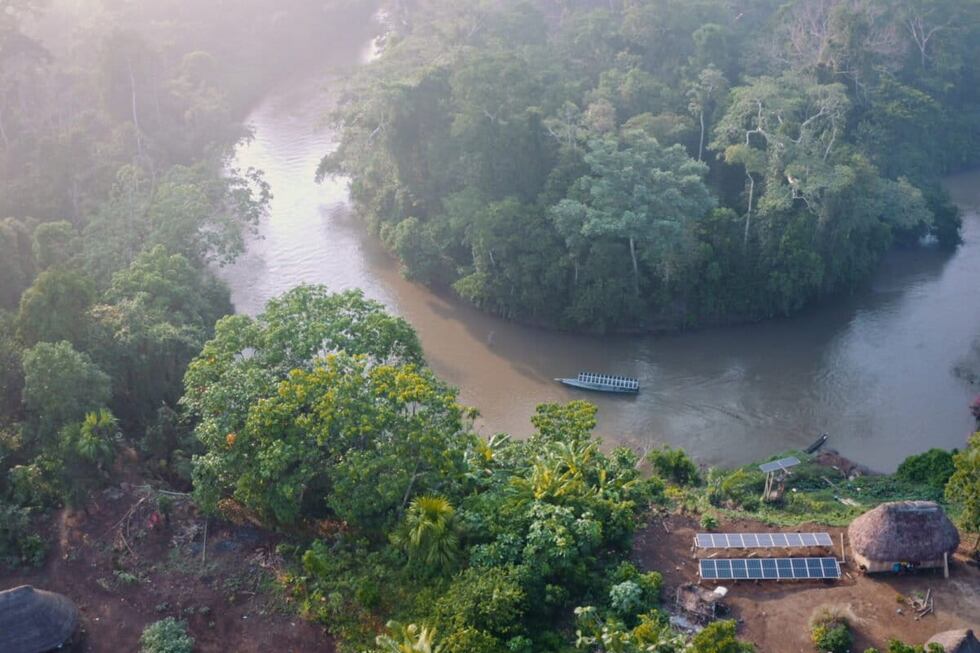 El río Kapawi es una arteria de transporte vital para más de 1000 personas y alberga importantes poblaciones de delfines rosados de río, una especie en peligro de extinción. Foto: cortesía Kara Solar