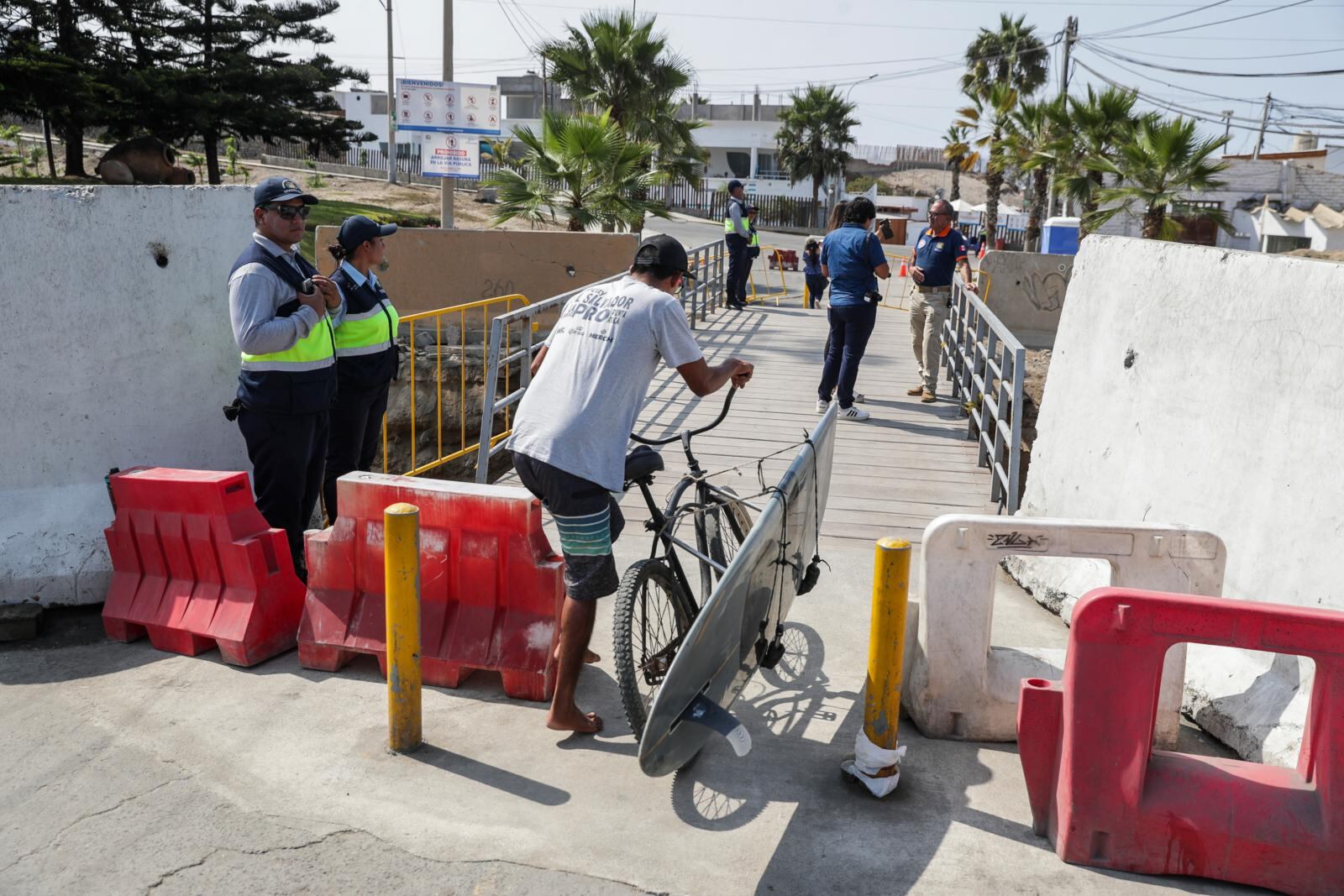 Vecinos reclaman que hasta el momento no se han habilitado otras vías de evacuación ante desastres en el distrito.