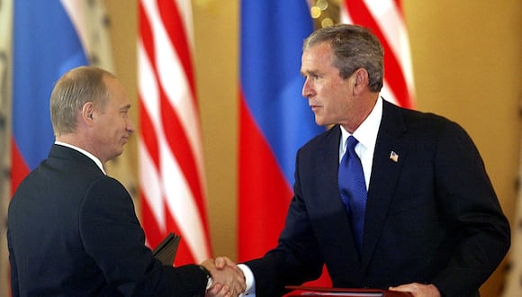 El presidente estadounidense George W. Bush y el presidente ruso Vladimir Putin intercambian documentos después de firmar un acuerdo de reducción de armas nucleares el 24 de mayo de 2002, en el Kremlin de Moscú. (Foto de PAUL J. RICHARDS / AFP)