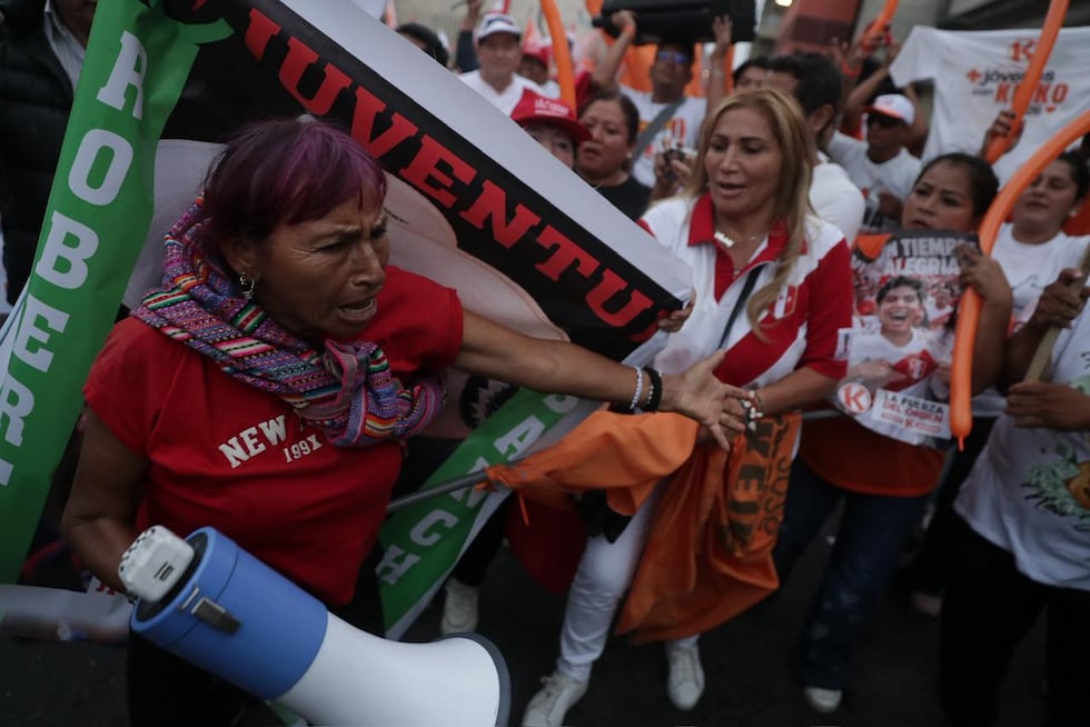 Simpatizantes de Juntos por el Perú y Fuerza Popular lanzando arengas contrarias mientras se disputaban las calles cerca al debate presidencial. (Foto: Julio Reaño / @photo.gec)