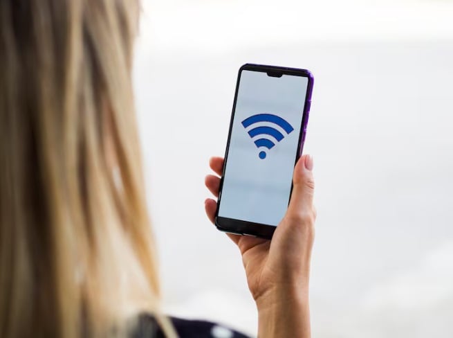 Expertos en ciberseguridad explican que muchas redes no están cifradas y pueden ser falsificadas para engañar a los usuarios. (Foto referencial: Freepik)