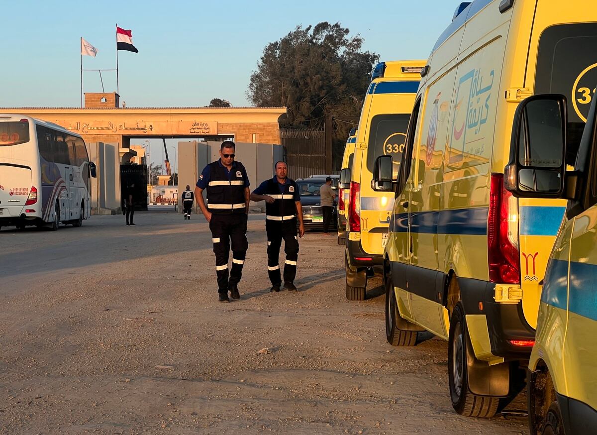 Trabajadores de la Organización Egipcia de Ambulancias pasan junto a ambulancias estacionadas cerca del cruce fronterizo de Rafah entre la Franja de Gaza y Egipto, en Rafah, Egipto, el 4 de noviembre de 2023. (Foto de EFE/EPA/STR)
