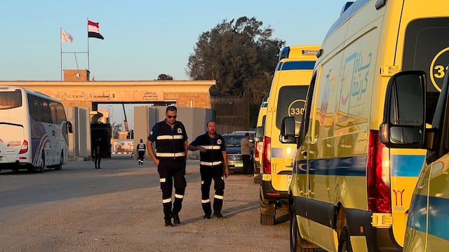Entran en Gaza 106 camiones con ayuda y 12 ambulancias trasladan heridos a Egipto