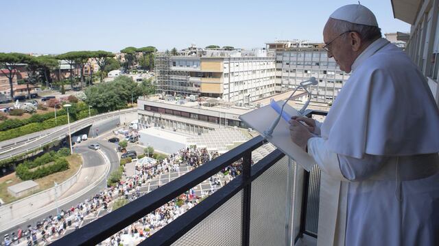 El papa Francisco seguirá hospitalizado “unos días más” tras su operación de colon
