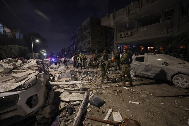 Equipos de rescate israelíes trabajan en el lugar donde misiles balísticos iraníes impactaron edificios residenciales en Bat Yam, cerca de Tel Aviv, Israel, el 15 de junio de 2025. (EFE/EPA/ATEF SAFADI).