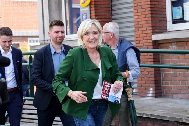 Marine le Pen, lideresa del partido francés de extrema derecha Agrupación Nacional, reacciona mientras se reúne con residentes locales durante su visita a un mercado local en Courrieres. (Foto de Denis Charlet / AFP).