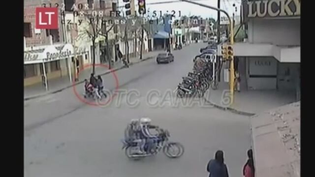 Una motocicleta atropella un coche de bebé