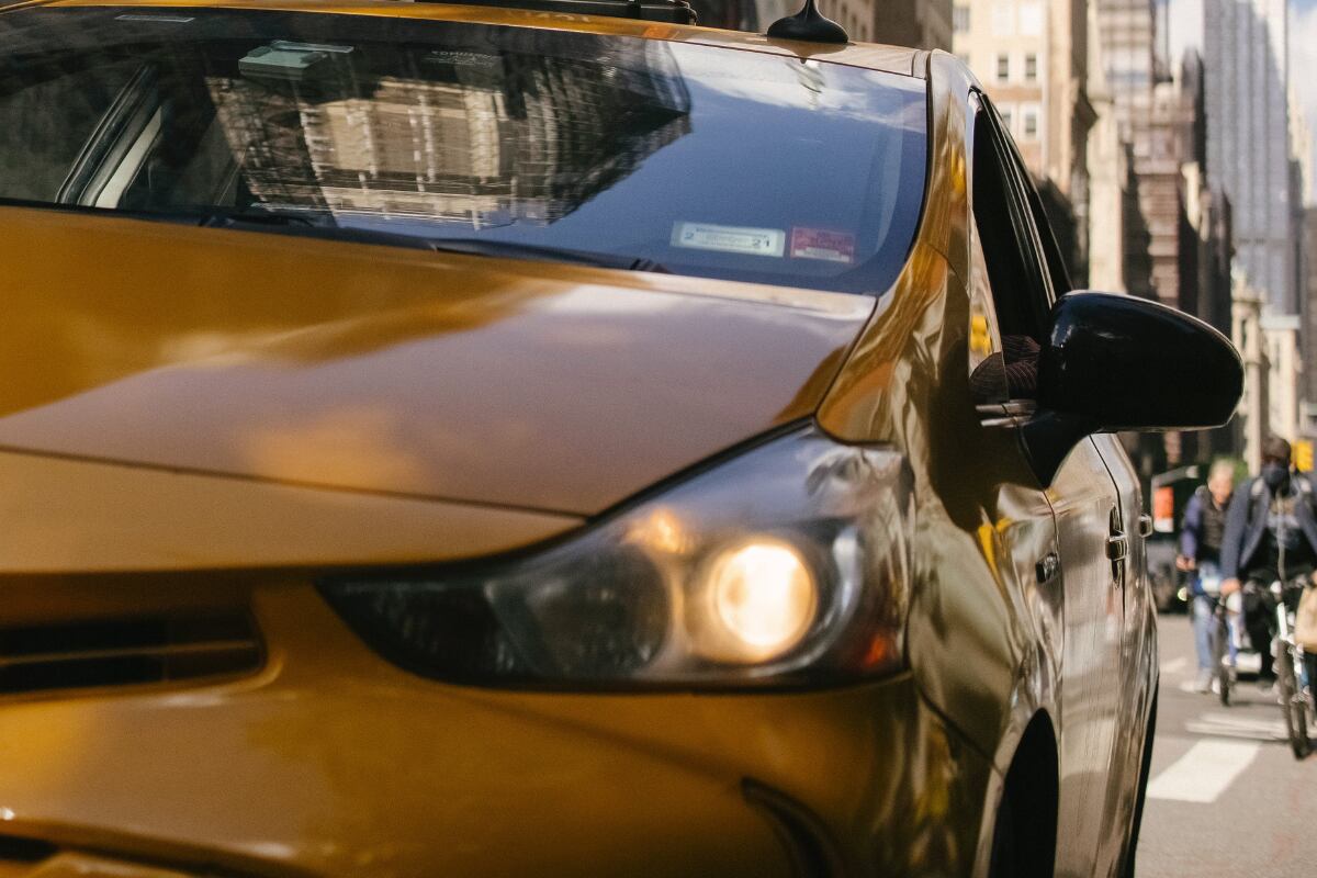 TRUCOS CASEROS | Los faros de los coches suelen tornarse opacos con el tiempo, por lo que es necesario limpiarlos periódicamente. (Foto: Pexels/Tim Samuel).