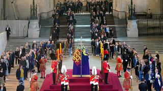 Miles de ciudadanos entran a rendir tributo a Isabel II en su capilla ardiente en Westminster Hall | FOTOS