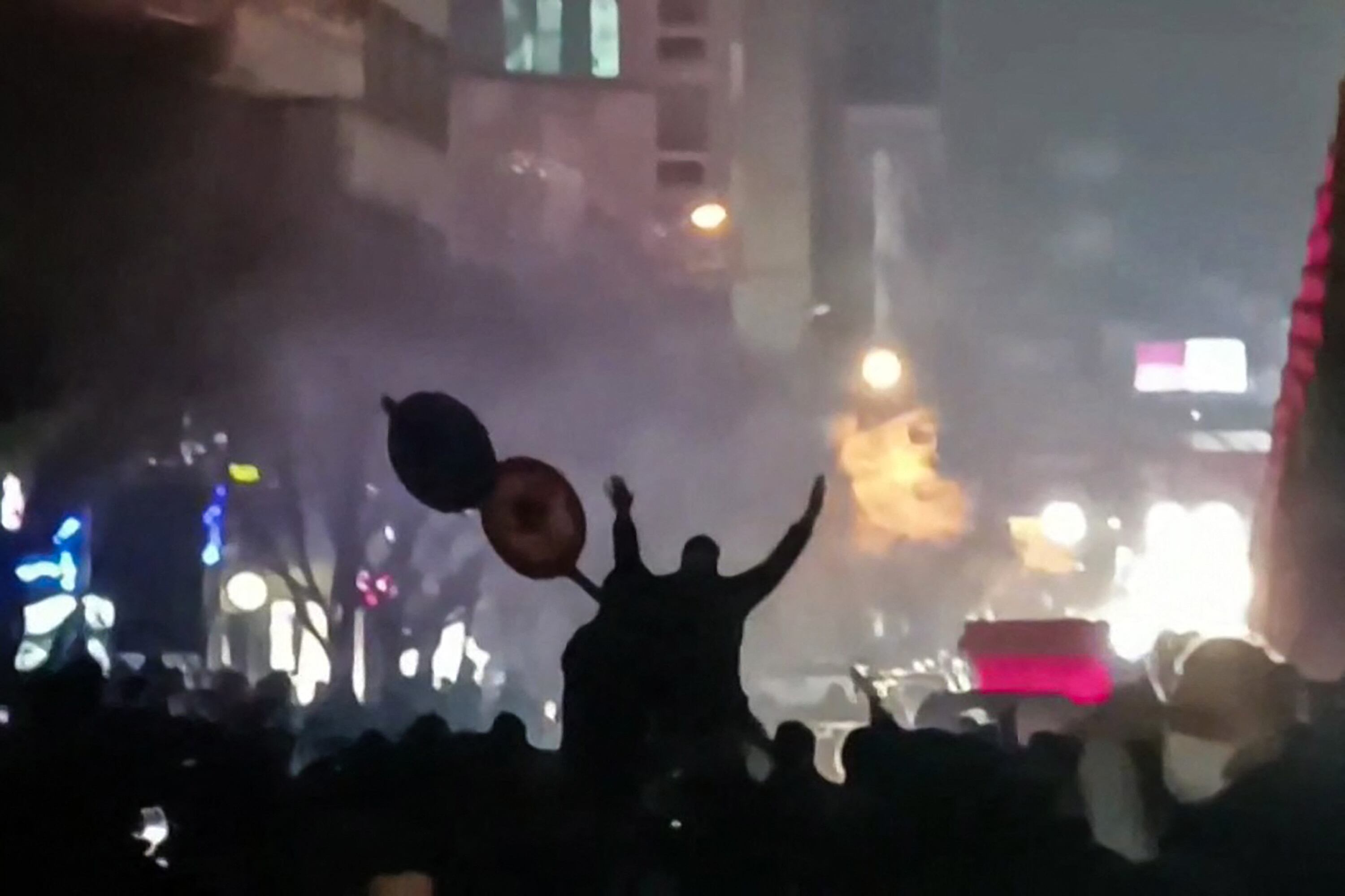 Captura de video de imágenes UGC compartidas en línea el 8 de enero de 2026, muestra a manifestantes coreando