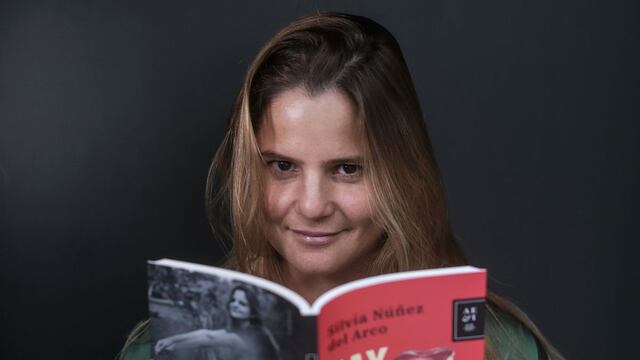 Cuenta la verdad de su relación con su profesora en libro reescrito: “Es una reivindicación a mi historia real con esta persona”