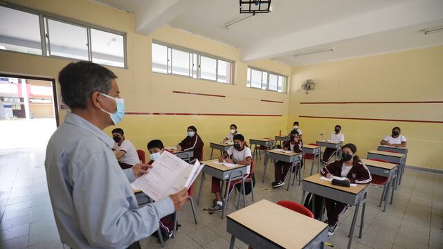 Piura: escolares retornan a clases presenciales tras jornada de fumigación contra el dengue