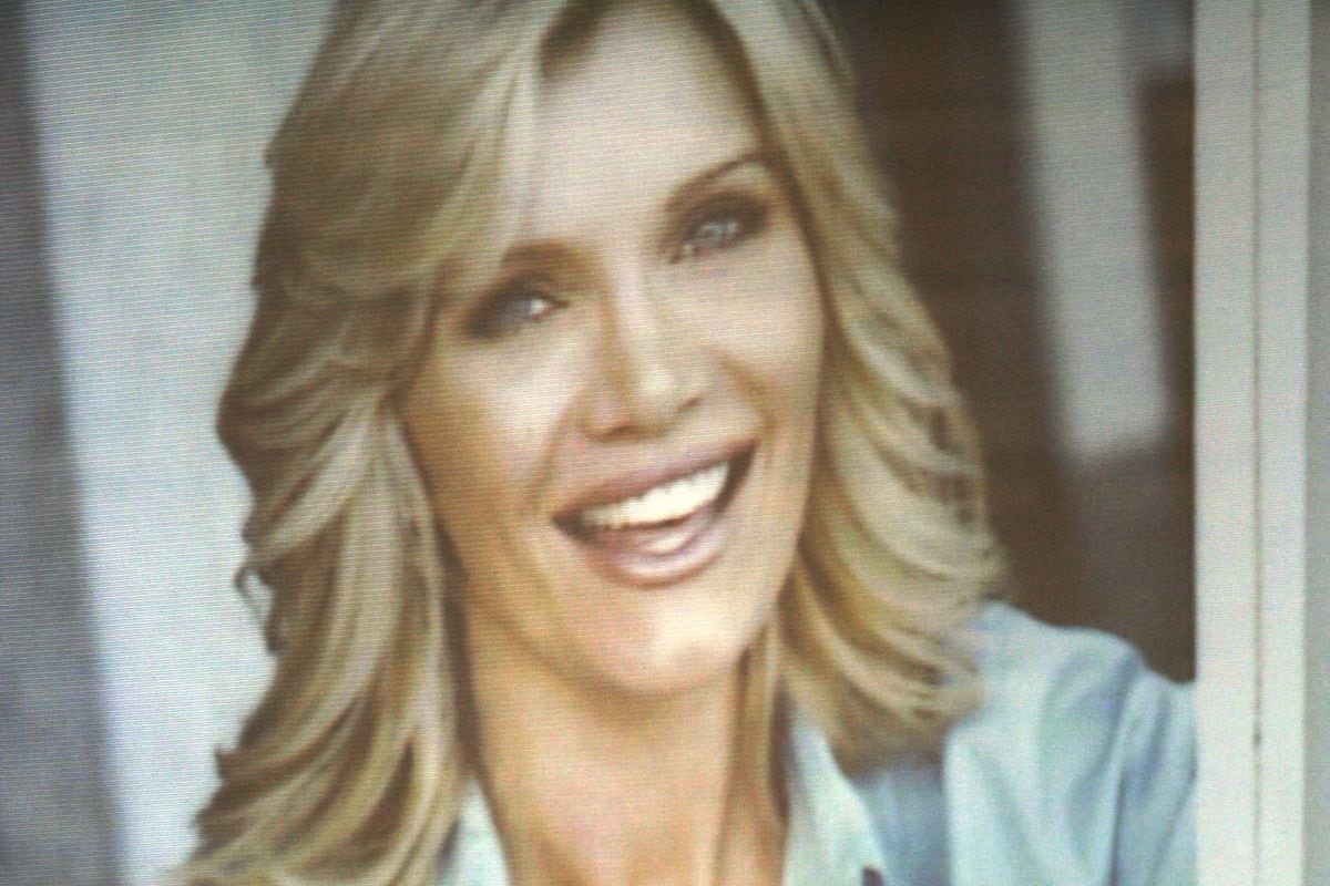 La acusación presenta un retrato de la fallecida actriz Lana Clarkson durante el juicio por asesinato del productor musical Phil Spector en el Tribunal Superior de Los Ángeles el 28 de junio de 2007 en Los Ángeles. (Foto: Damian Dovarganes / POOL / AFP)