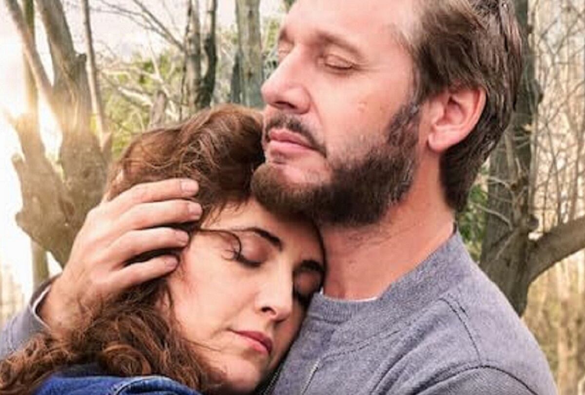 Julieta Díaz da vida a Valeria y Benjamín Vicuña da vida a Juan Manuel en la película argentina "Corazón delator" (Foto: Netflix)